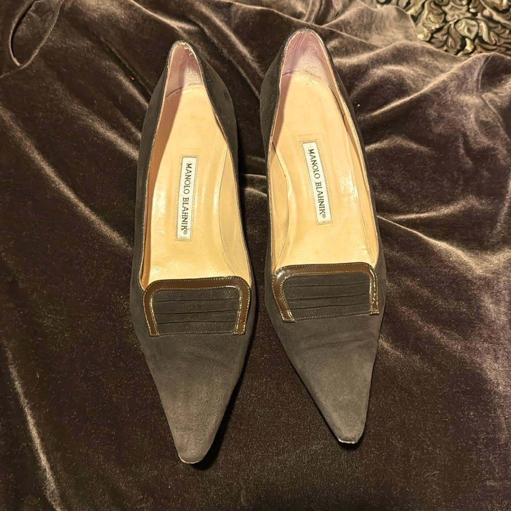 Women’s  Manolo Blahnik Brown Suede Pumps with a Kitten heel. Size 40 EU